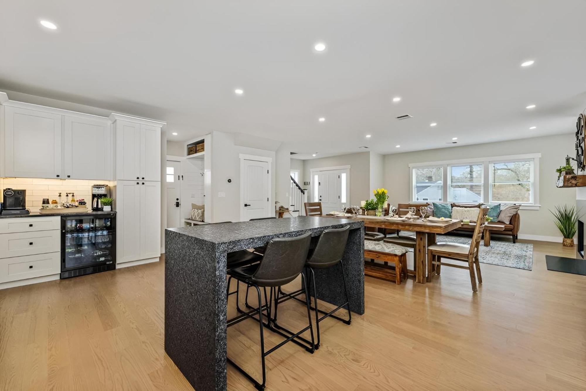 Renovated & Sophisticated Home Near Beach & Shops! บาร์นสเตเบิล ภายนอก รูปภาพ